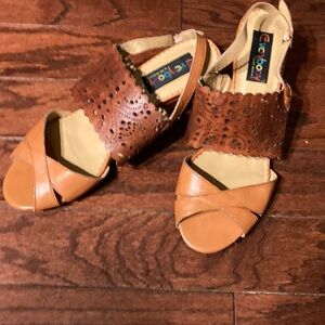Short heel leather sandals